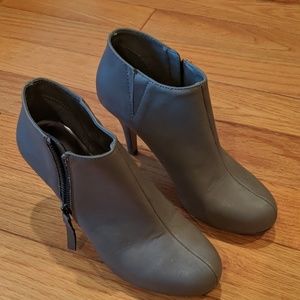 Short grey boots